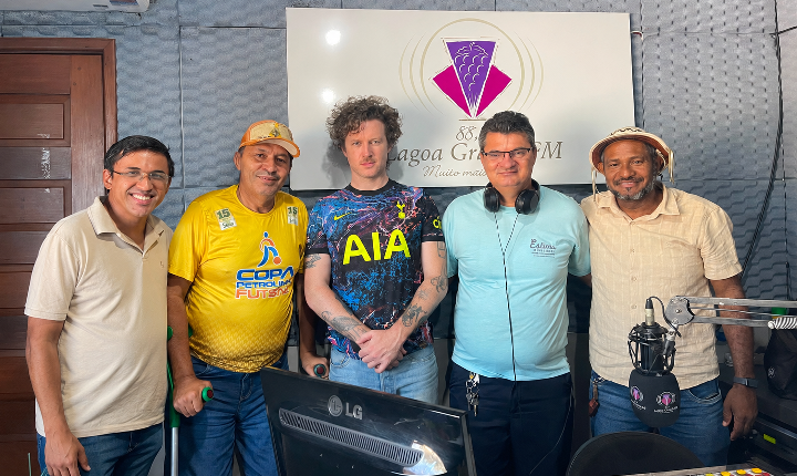 Programa Notícias em Destaque recebe o estadunidense Brendan, professor Ronaldo e o repórter Villas Boas para discutir comunicação esportiva e futebol de base feminino