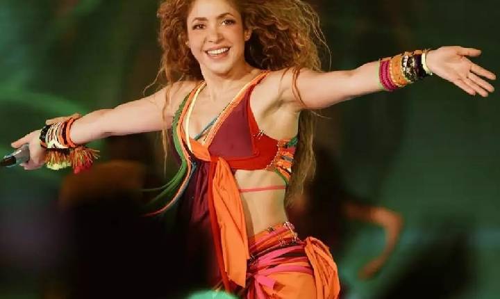 Shakira chega ao Rio de Janeiro para realizar show neste sábado (02) e acena para seus fãs; ASSISTA