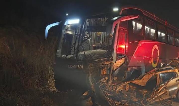 Tragédia no trânsito: Acidente envolvendo carro e ônibus mata quatro jovens na Bahia