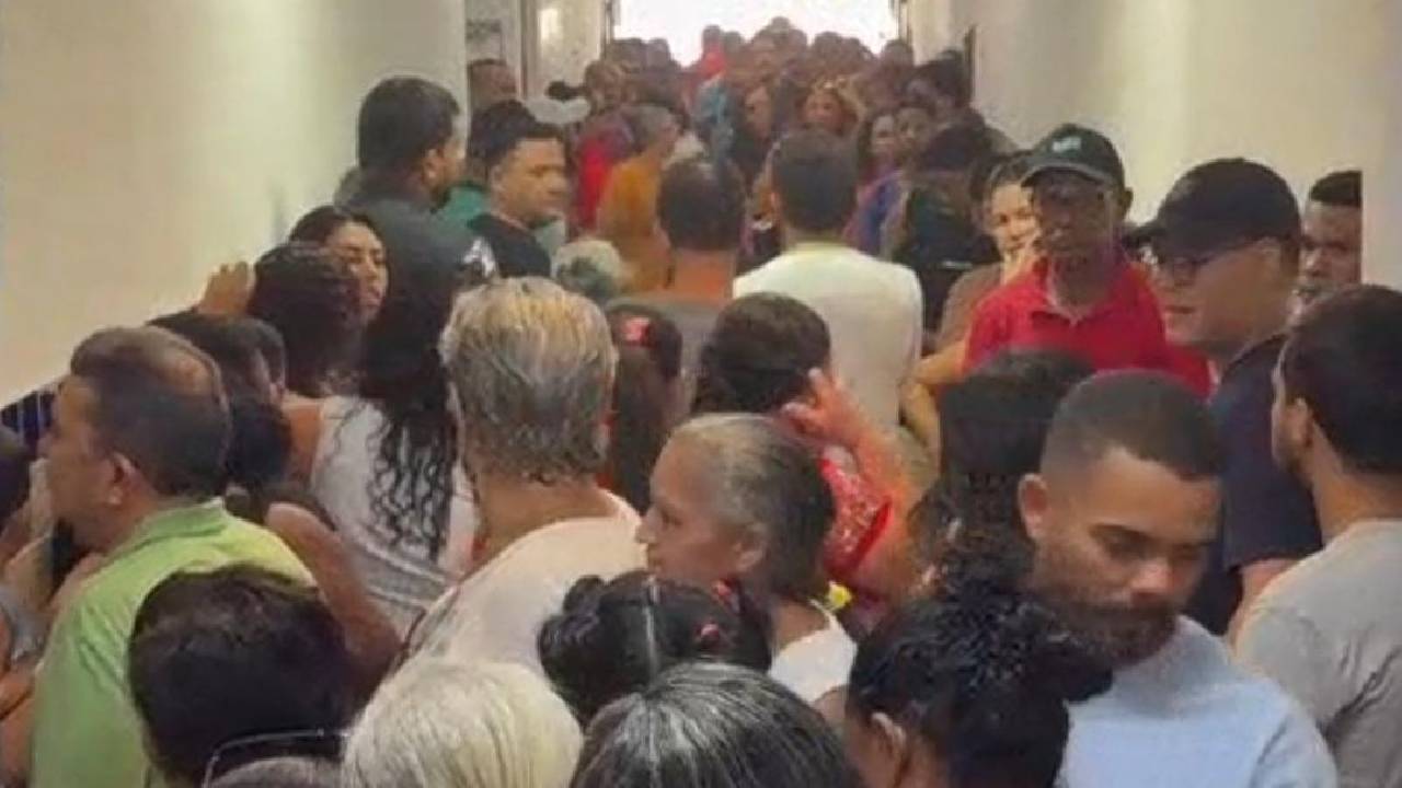 Urna eletrônica apresenta problema na Escola Jesuíno Antônio d’Ávila, em Petrolina-PE e aumenta fila de eleitores