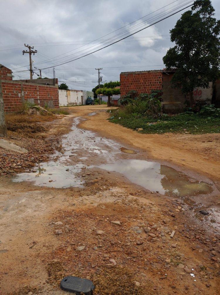 Moradores da Vila Nova em Izacolândia se revoltam com a Compesa por não resolver problema de vazamento de água