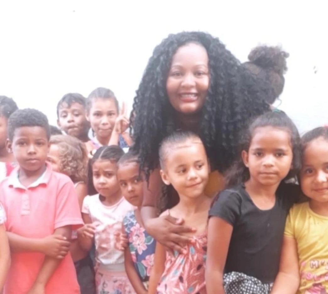 Em dia de Páscoa, Vanda de Izacolândia promove ação solidária, e deixa crianças da localidade com sorriso estampado no rosto