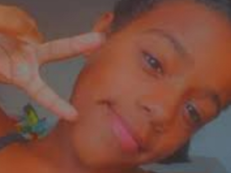 Morre menina que teve pernas prensadas por carro alegórico durante desfile na Sapucaí