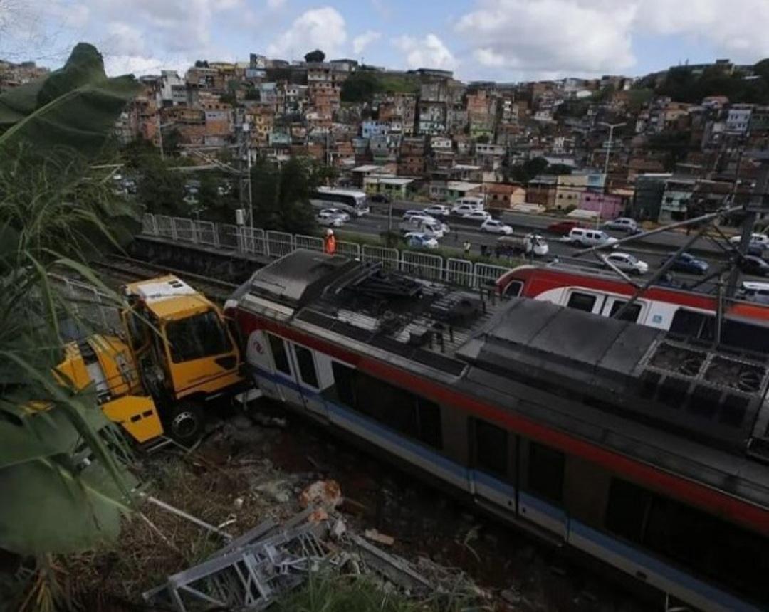 Colisão envolvendo trem de metrô e caminhão de serviço deixa seis pessoas feridas em Salvador-BA