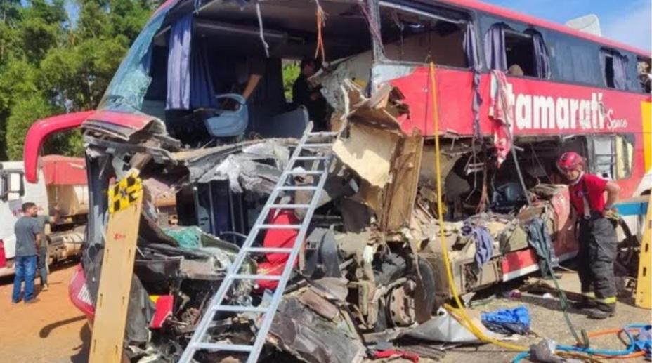 Tragédia: Grave acidente envolvendo carreta e ônibus deixa 11 mortos