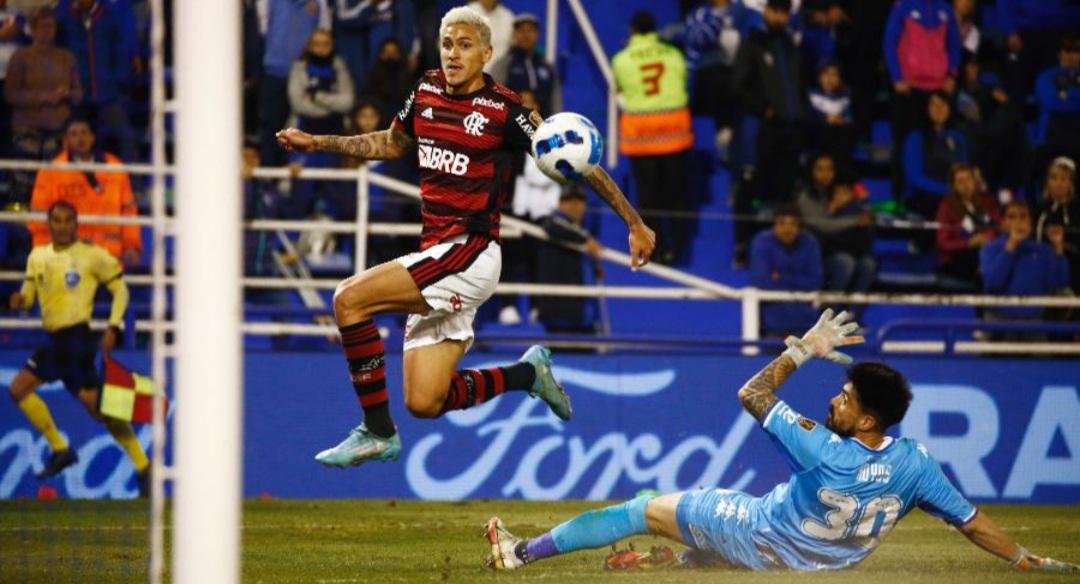 Em noite de hat-trick de Pedro Flamengo aplica goleada no Vélez Sarsfield e abre larga vantagem na semifinal da Libertadores