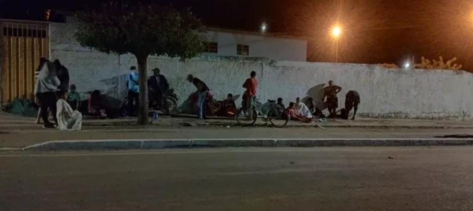 Moradores do distrito de Izacolândia, em Petrolina-PE enfrentam longa fila para atualizar dados do CadÚnico