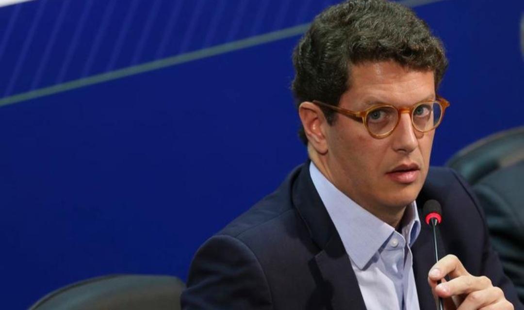 Ex-ministro do Governo Bolsonaro atropela motoboy e sai sem prestar socorro