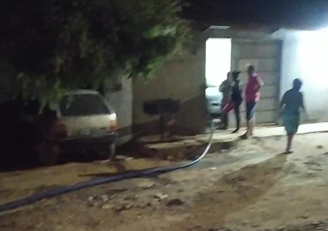 Vídeo: Moradores do distrito de Izacolândia, em Petrolina-PE reclamam da falta d'água