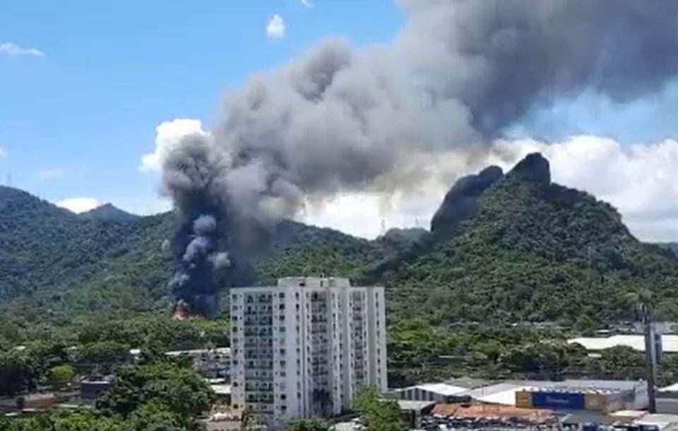 VÍDEO: Incêndio de grandes proporções atinge Estúdios da Rede Globo, no Rio de Janeiro