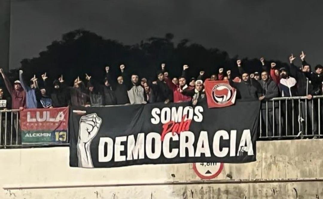 VÍDEO: Torcedores do Corinthians furam bloqueios com protestos de bolsonaristas em São Paulo