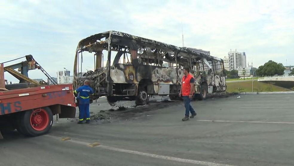 Bolsonaristas queimam oito carros e cinco ônibus, e depredam delegacia durante ato em Brasília