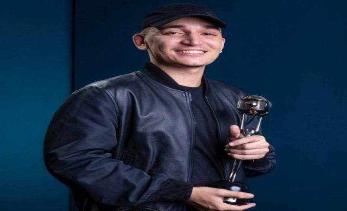 Cantor João Gomes ganha prêmio Melhores do Ano com a música Dengo, no Programa Domingão com o Hulk