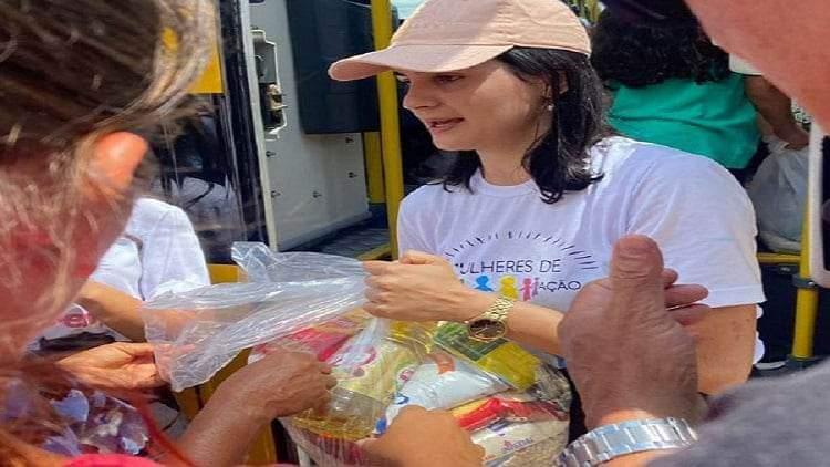 Em parceria com o Transforma Petrolina e a empresa Bia Básica de Lagoa Grande, projeto distribui cestas básicas no distrito de Izacolândia