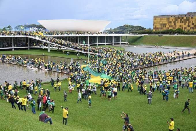 Manifestantes bolsonaristas invadem e atacam Congresso, Planalto e STF; Lula decreta intervenção federal em Brasília
