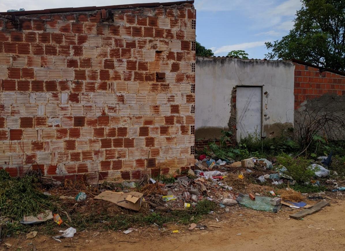O Desrespeito: Moradores reclamam de lixo na Vila Nova, no distrito de Izacolândia, em Petrolina-PE