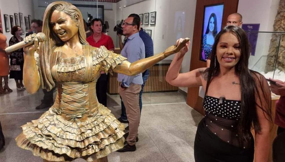 Paulinha Abelha é homenageada com memorial e ganha escultura na cidade onde nasceu em Sergipe