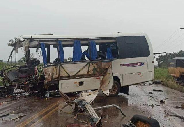 Sobe para 12 o número de mortos em grave acidente envolvendo micro-ônibus e caminhão; criança entre as vítimas