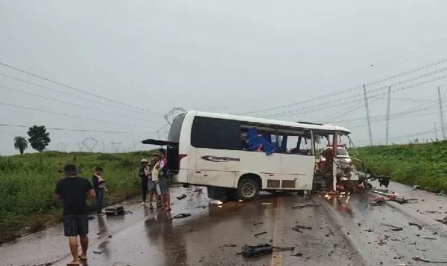 Tragédia: Acidente entre micro-ônibus e caminhão deixa ao menos 9 mortos
