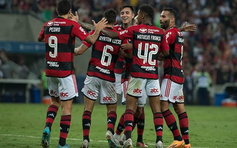 Brasileirão Série A: Com primeiro tempo avassalador, Flamengo atropela o Vasco