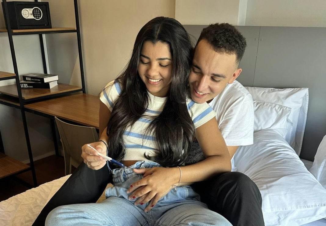 Cantor João Gomes anuncia que Ary Mirelle está grávida: 