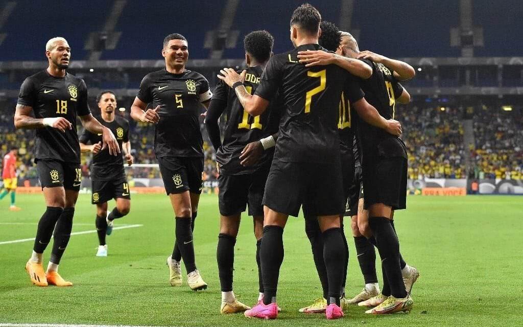 Vídeo: Em partida marcada por protestos contra o racismo, Brasil goleia Guiné; Vinicius Junior marca um dos gols