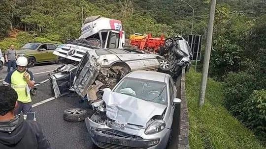 Caminhão desgovernado arrasta 14 carros em engavetamento e deixa seis feridos; veja o vídeo