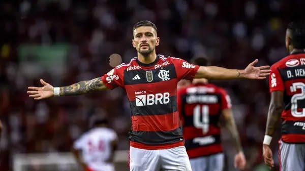 Brasileirão Série A: Flamengo vence o RB Bragantino e segue vivo na briga pelo título, estando dois pontos atrás do Palmeiras