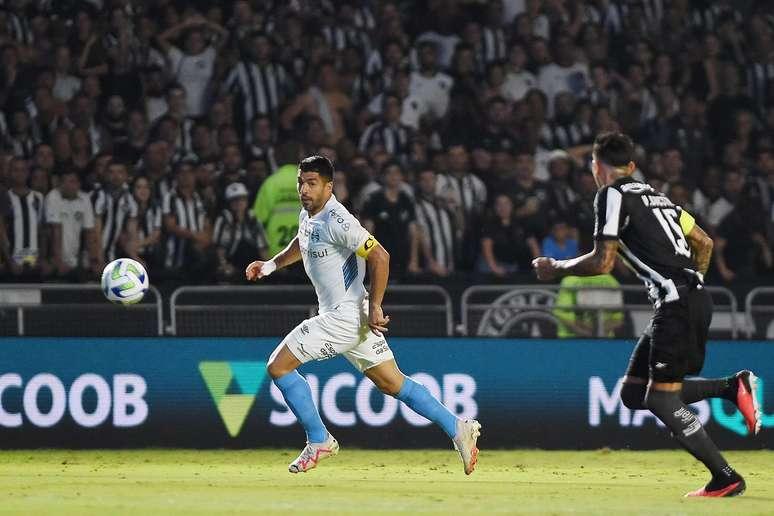 Suárez faz três gols e Grêmio vence o Botafogo de virada e assume a vice-liderança do Brasileirão Série A