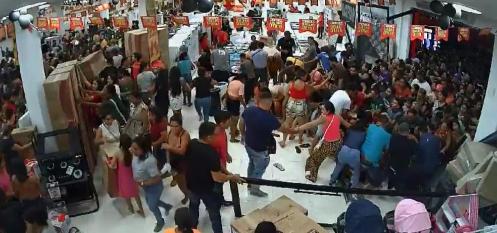 Tumulto durante promoção de loja deixa ao menos 16 feridos; uma mulher está em estado grave