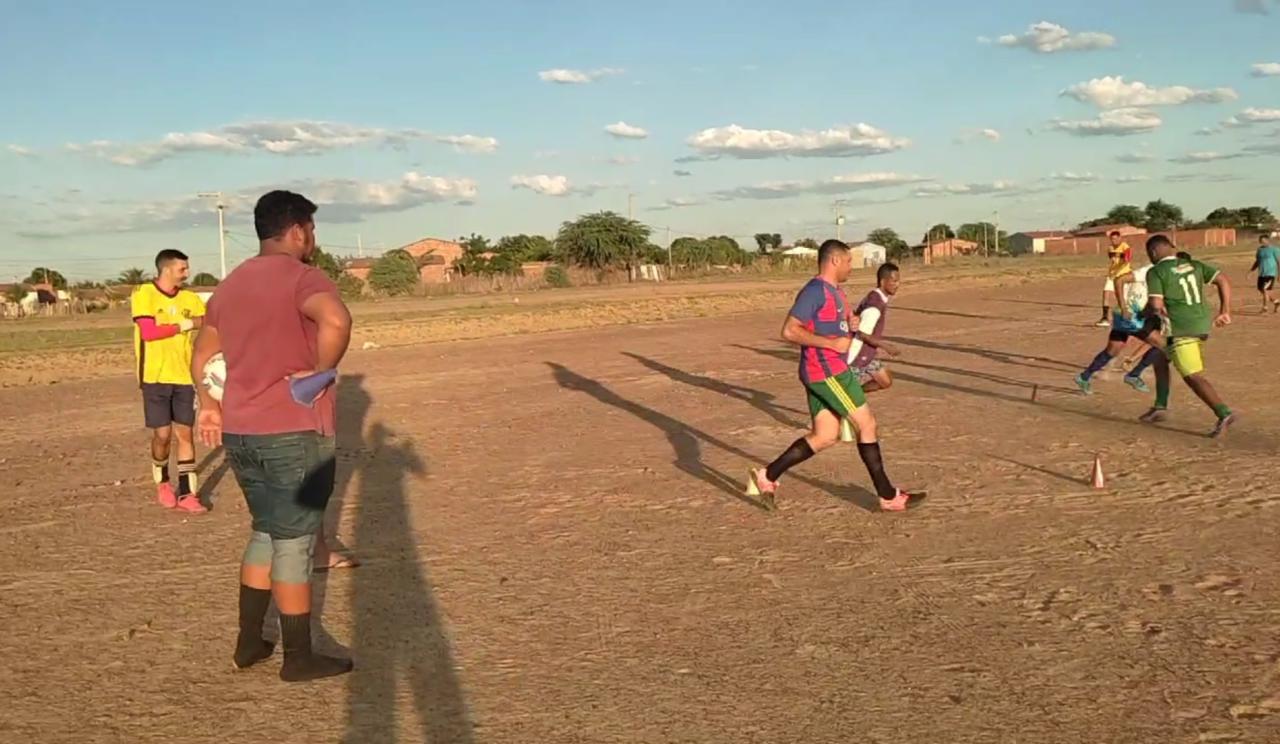 Atletas de Izacolândia reclamam da situação precária durante treinos para a Copa do Interior e cobram ajuda da gestão municipal de Petrolina-PE