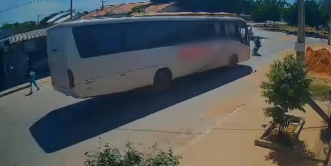 Motociclista de 14 anos fica gravemente ferido após colidir com ônibus na Bahia; veja o vídeo