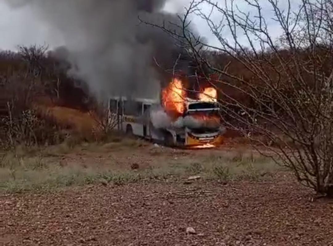 Ônibus escolar da Prefeitura de Lagoa Grande-PE é tomado pelo fogo no interior da cidade; veja o vídeo