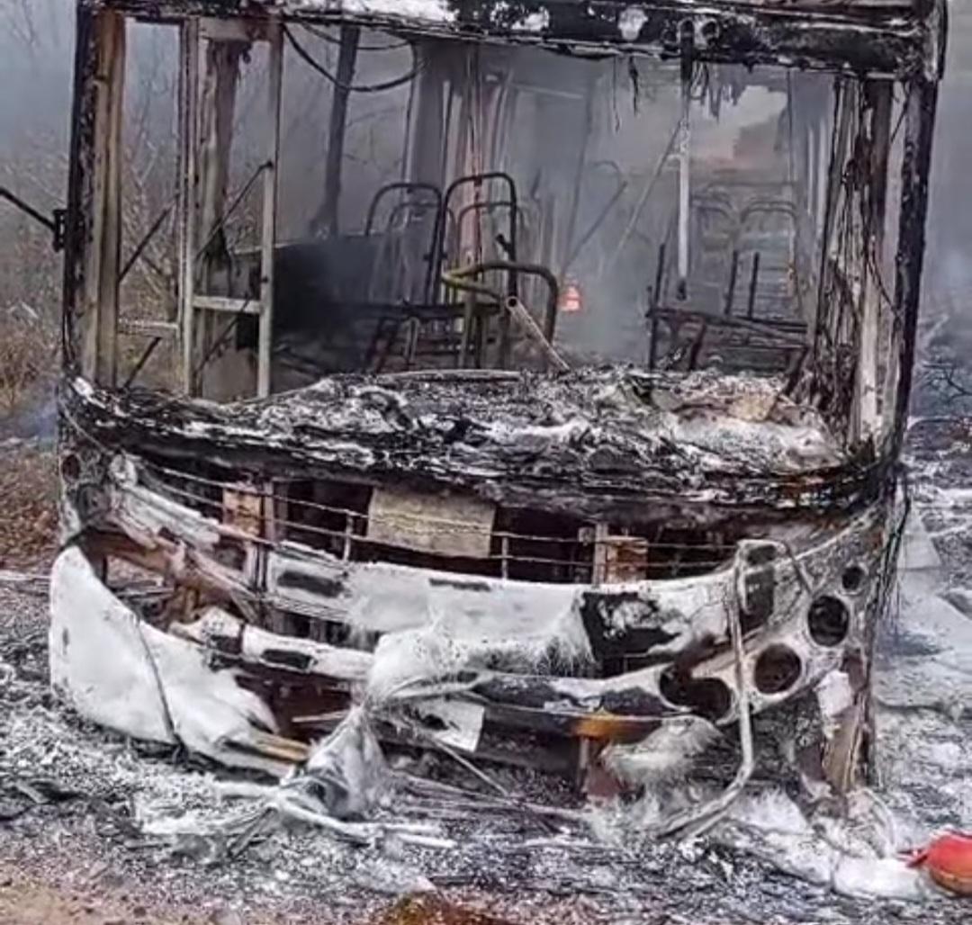 Prefeitura de Lagoa Grande-PE emite nota sobre ônibus escolar terceirizado que pegou fogo e diz que veículo estava em dia e o caso será investigado