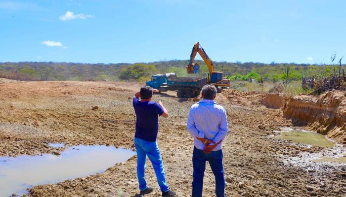 Agricultura de Lagoa Grande realiza limpeza e prepara Barragem Pública no interior da cidade e secretário Antônio Coelho destaca importância da ação