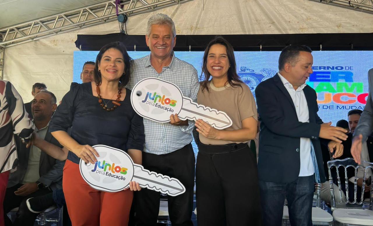 Adaptado, moderno e com acessibilidade para estudantes deficientes, ônibus escolar é entregue a Educação de Lagoa Grande pela governadora Raquel Lyra