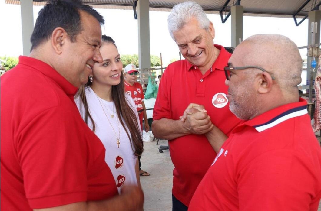 Acompanhados pelo prefeito Vilmar Cappellaro, Catharina Garziera e Olavo Marques cumprem agenda em Vermelhos e recebem apoio da população