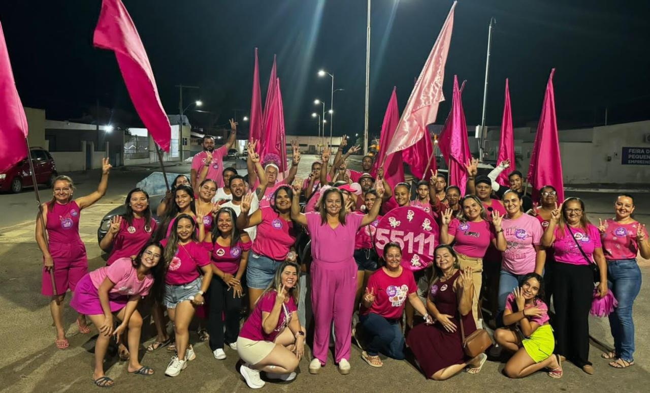 Vereadora Rosa de Erasmo realiza porta a porta pelas ruas de Lagoa Grande-PE e conta com recepção calorosa da população