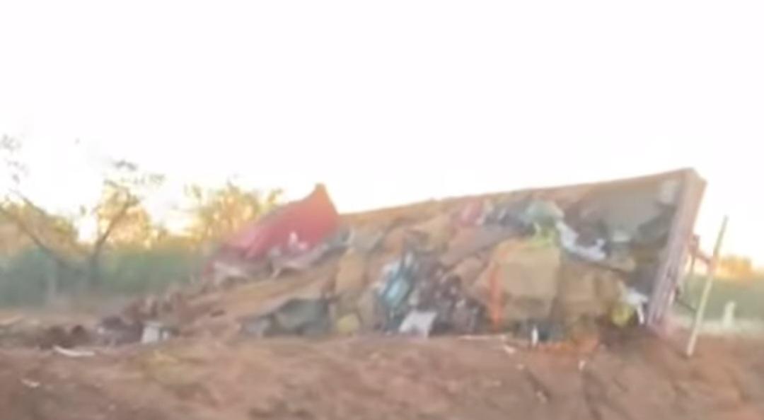 Acidente envolvendo caminhão carregado de frutas é registrado na PE-574, em Lagoa Grande-PE