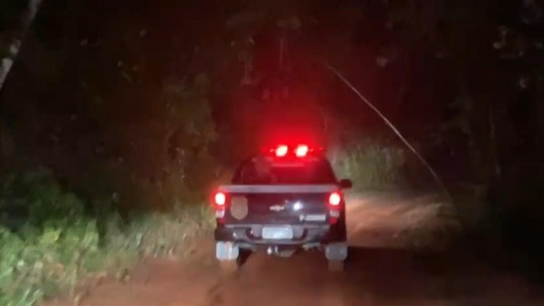 Avião de pequeno porte cai em São Paulo durante tempestade e equipes de resgate encontram destroços da aeronave