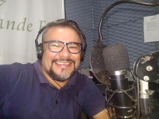 Vídeo: Prefeitura de Lagoa Grande-PE lamenta o falecimento do radialista Herlanio Souza; cidade presta as últimas homenagens à ele