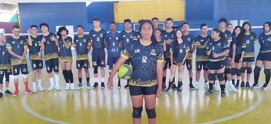 Prefeitura de Lagoa Grande-PE entrega novos uniformes para time de voleibol composto por crianças, adolescentes e jovens