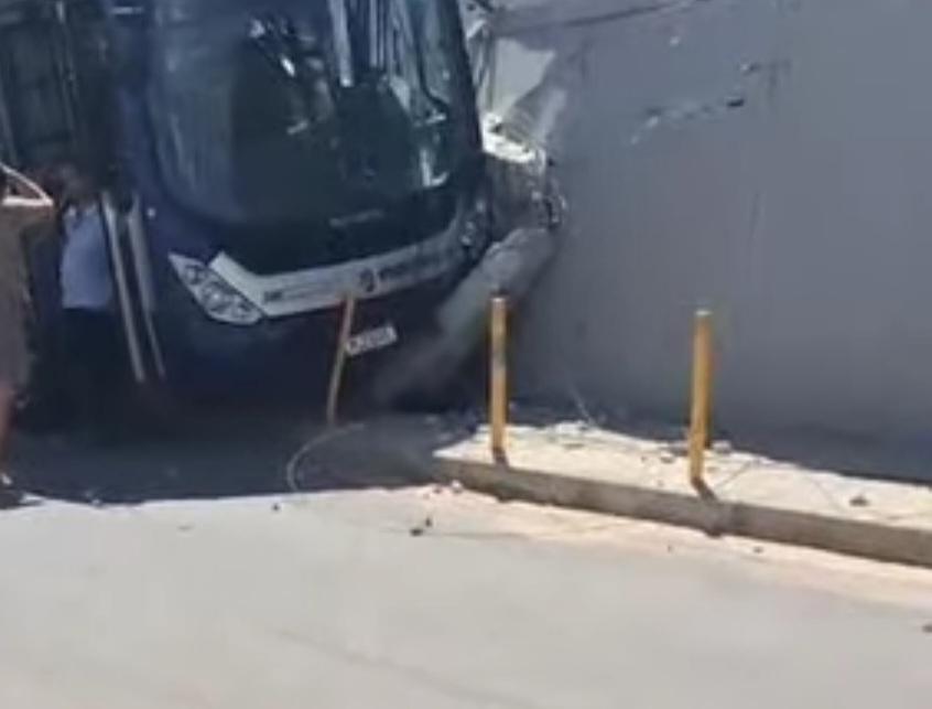 Motorista passa mal e ônibus colide com muro de residência em Petrolina-PE