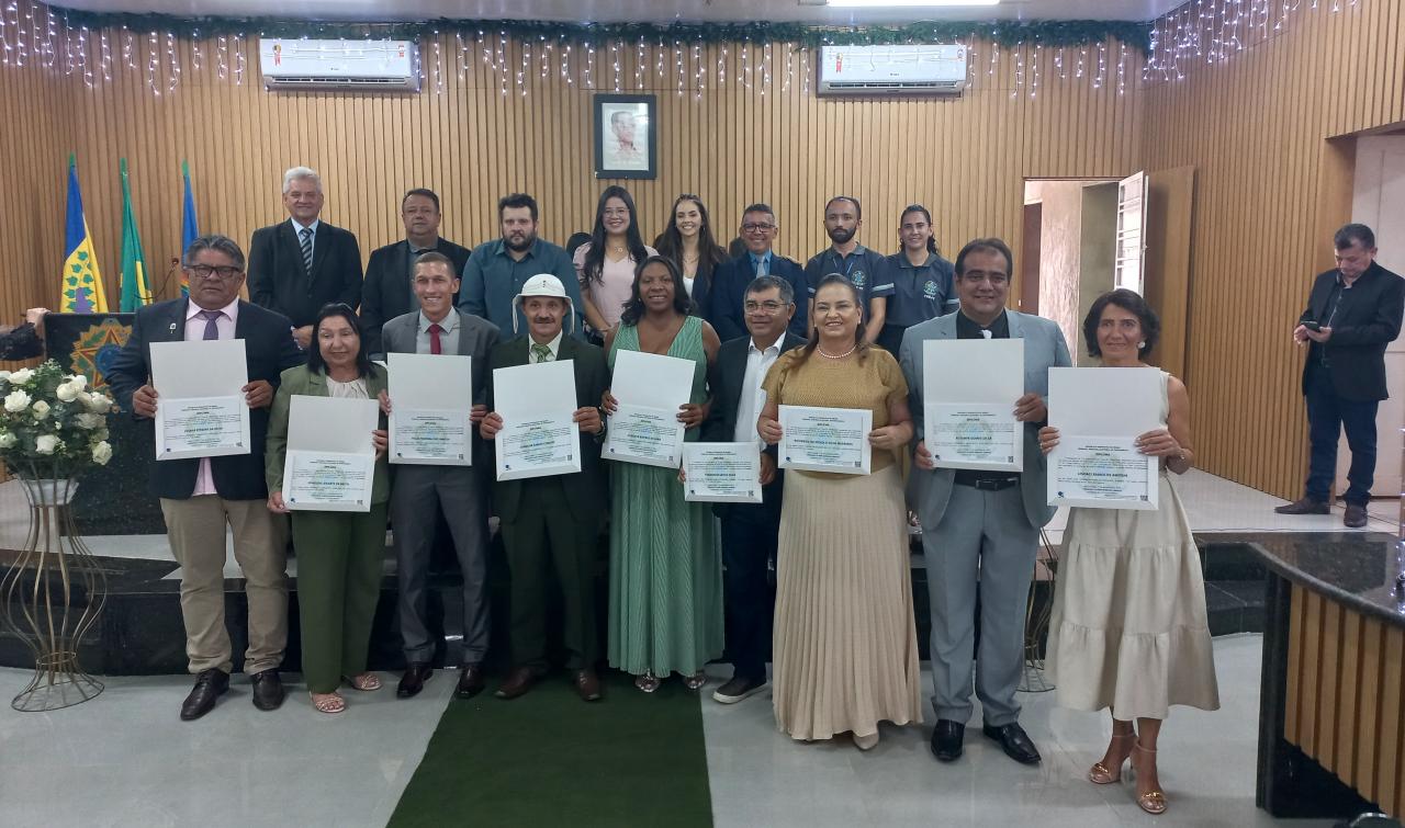 Prefeita Catharina Garziera, vice-prefeito Olavo Marques e os onze vereadores eleitos são diplomados na Câmara de Lagoa Grande-PE