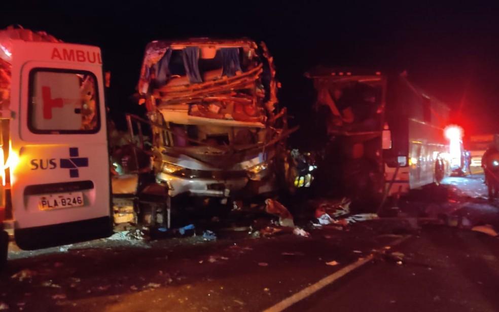 Tragédia: Acidente envolvendo dois ônibus e uma carreta deixa cinco mortos e 21 feridos na Bahia; veja as imagens