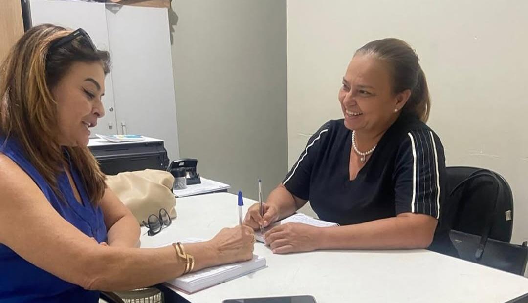 Ex-prefeita Rose Garziera e a vereadora Rosa Farias conversam sobre as demandas de Lagoa Grande-PE