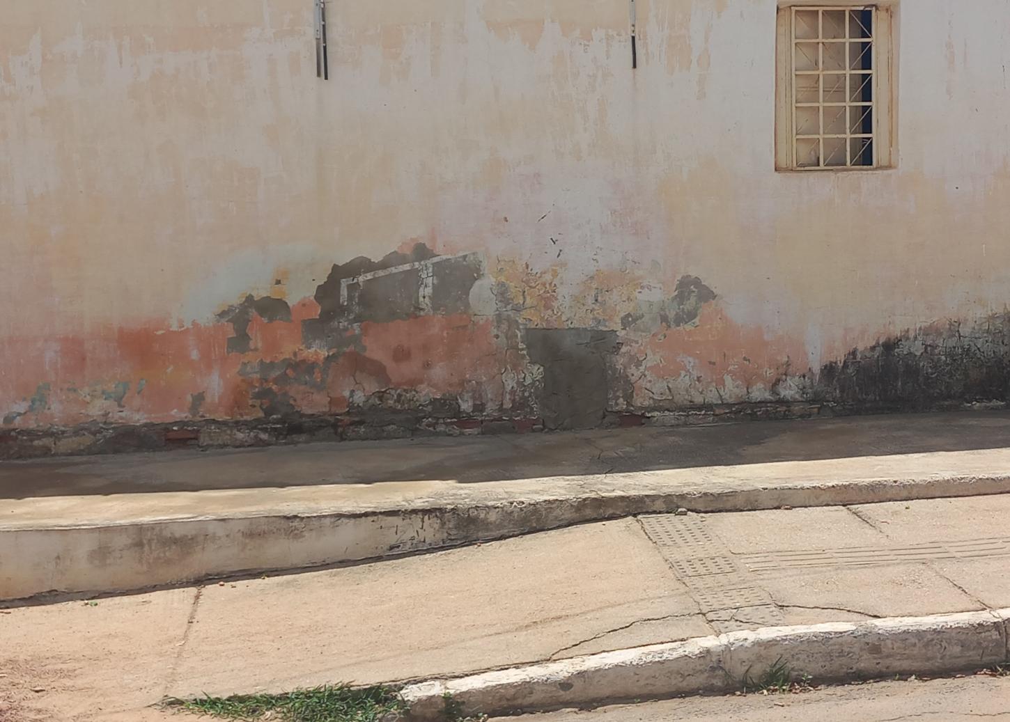 Homem cai de moto próximo à residência no distrito de Izacolândia, em Petrolina-PE