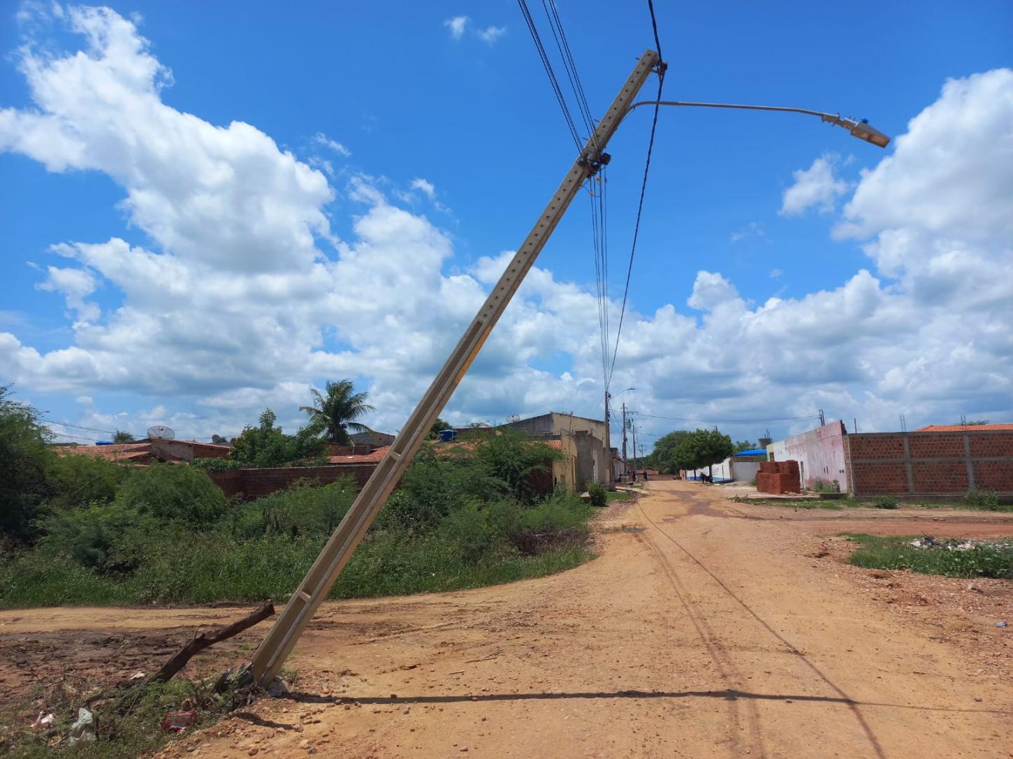 URGENTE: Moradores cobram providências da Neoenergia para resolver problema no poste em avenida de Izacolândia