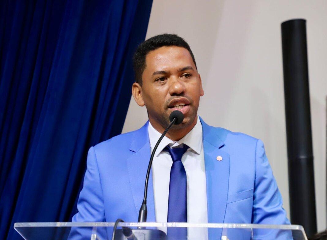 Em discurso emocionado, Wanderley Alves relembra trajetória de blogueiro a vereador em abertura do Ano Legislativo da Câmara de Petrolina-PE