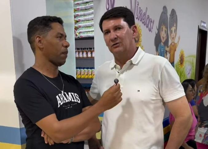 Ao lado do prefeito Simão Durando, vereador Wanderley Alves acompanha a inauguração da primeira creche do 